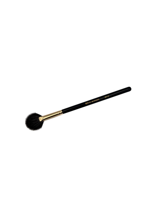 MJ 16 Luxe Artisan Whispy Fan Highlighter Brush